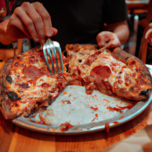 Ảnh của một người đang ăn một chiếc bánh pizza lớn