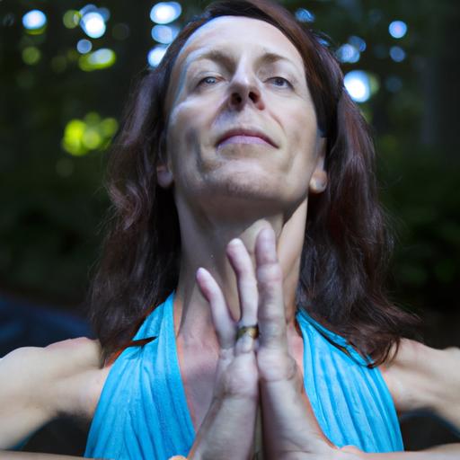 Người tập yoga với tập trung vào hơi thở.