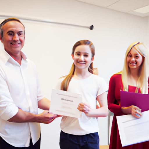 Học sinh nhận được giấy chứng nhận xuất sắc với bố mẹ và giáo viên đứng bên cạnh