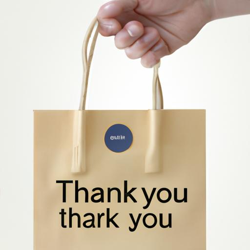 Khách hàng cầm túi mua sắm với lời cảm ơn đính kèm