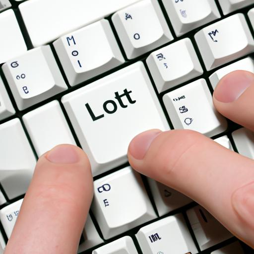 Người đang gõ từ 'lot' trên bàn phím máy tính.