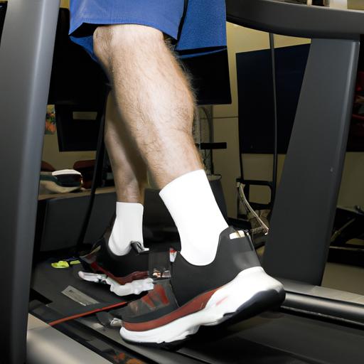 Người tập thể dục tẩy cơ trước khi bắt đầu chạy bộ trên máy
