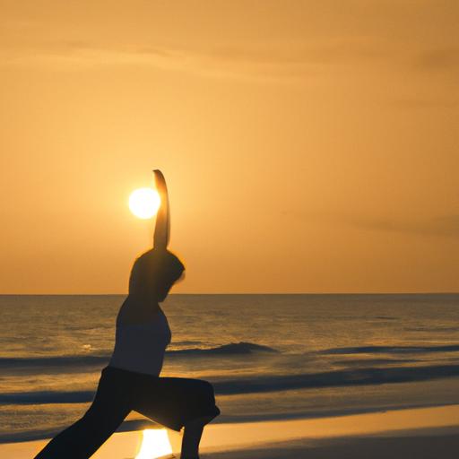 Người tập yoga trên bãi biển lúc bình minh