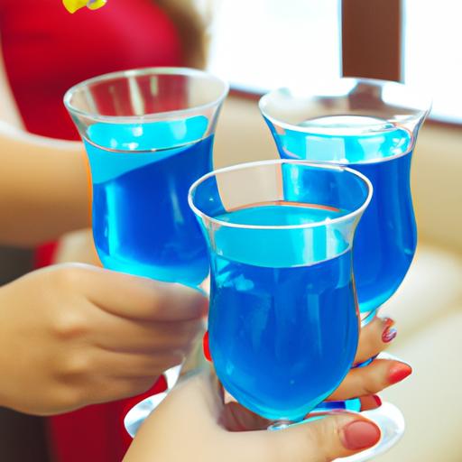 Một nhóm người cầm ly cocktail blue curacao trong một buổi tiệc