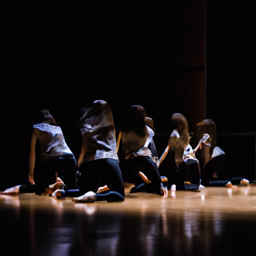Một nhóm vũ công thể hiện vũ đạo với những động tác đồng bộ và lặp đi lặp lại.