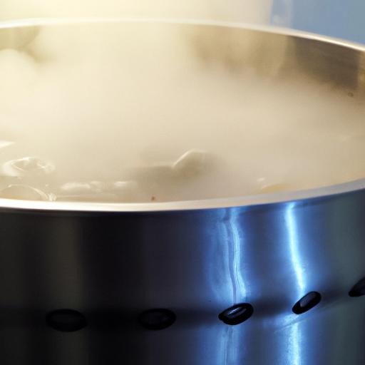 Nồi hotpot sôi sùng sục với hơi nước bốc lên