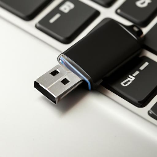 Ổ đĩa USB được cắm vào máy tính xách tay.