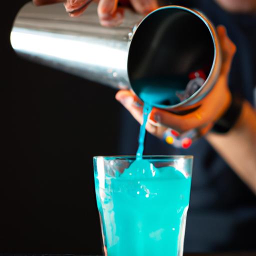 Một người pha chế đang rót blue curacao vào bình lắc cocktail