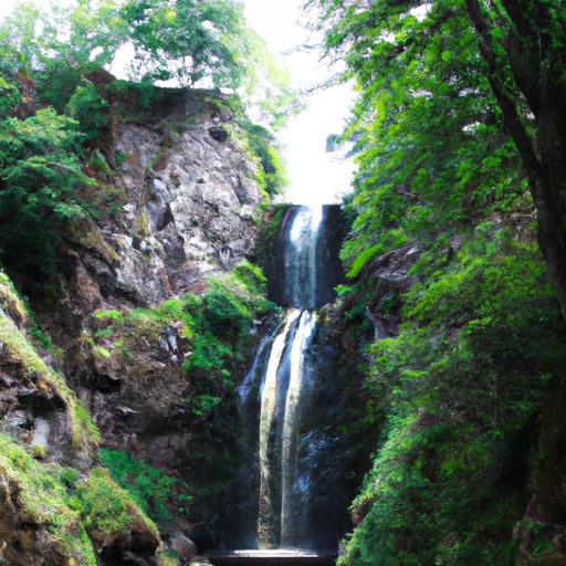 Phong cảnh đẹp tuyệt vời với thác nước ở Scotland được bao quanh bởi cảnh quan xanh tươi và vách đá.