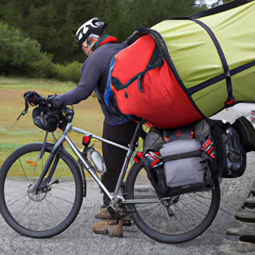 Một tay đua đang mang theo trang thiết bị cắm trại trên xe đạp touring