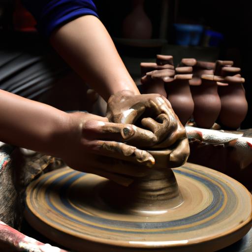 Một thợ gốm tạo ra một kiệt tác thủy chế.