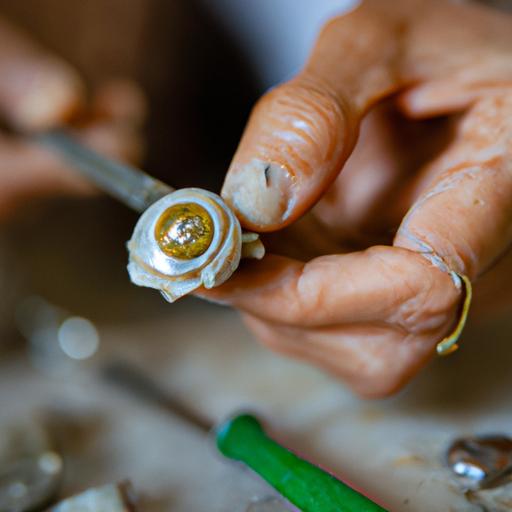 Thợ kim hoàn đang đánh bóng một món đồ trang sức từ gá bạc