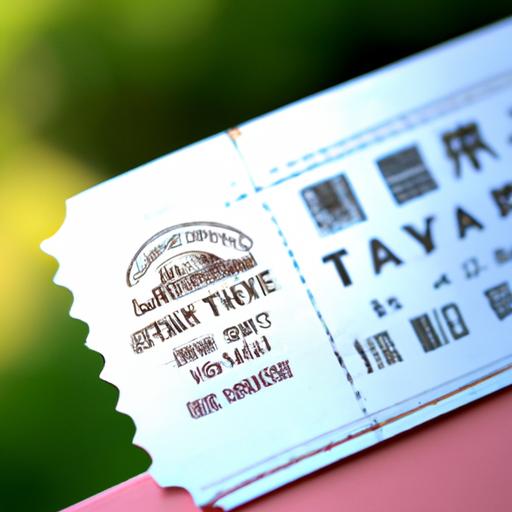 Một chụp gần vé vào cửa với logo của một điểm đến du lịch phổ biến.